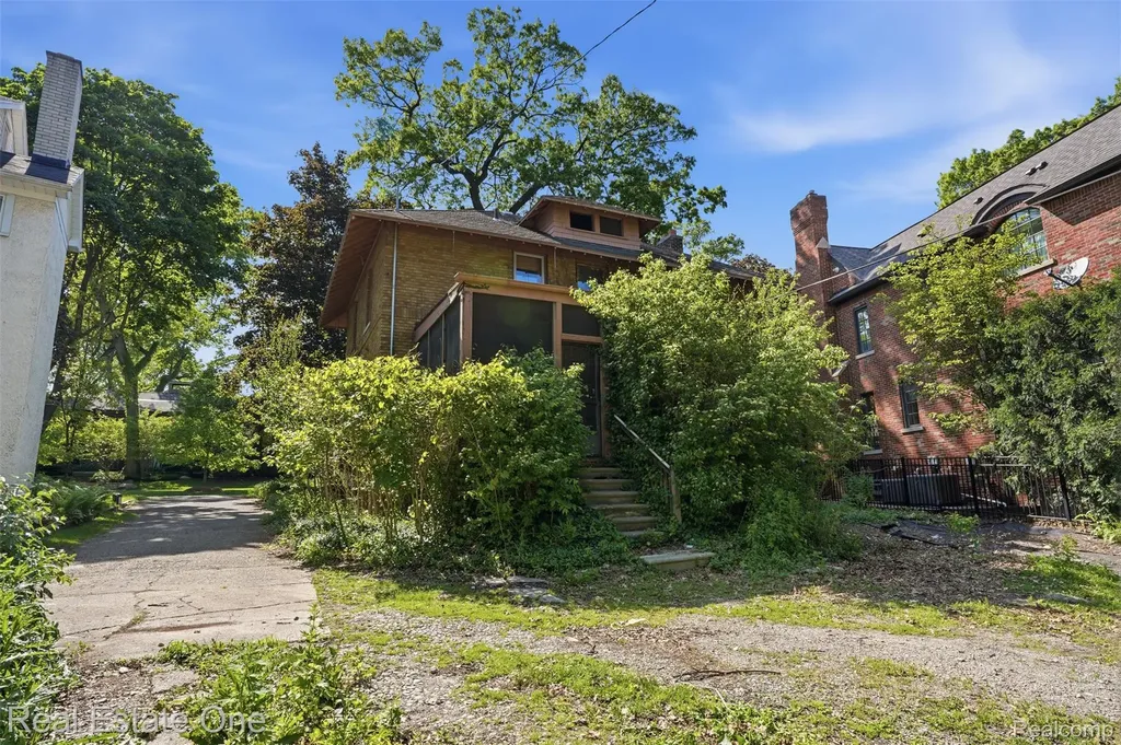 8606 Hendrie Boulevard Huntington Woods City MI 48070