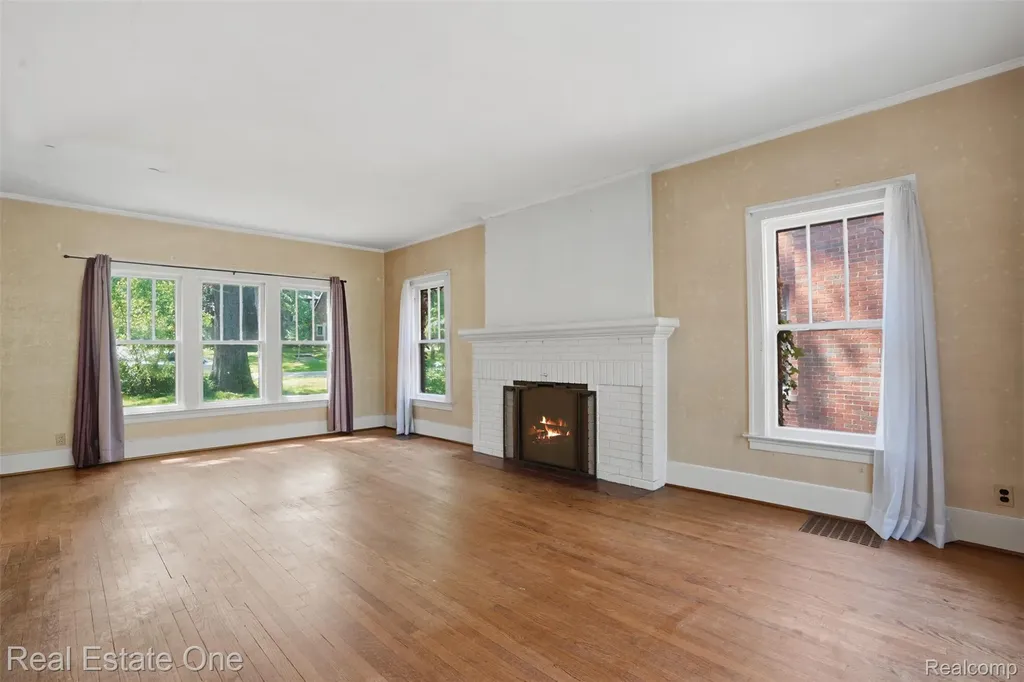 8606 Hendrie Boulevard Huntington Woods City MI 48070