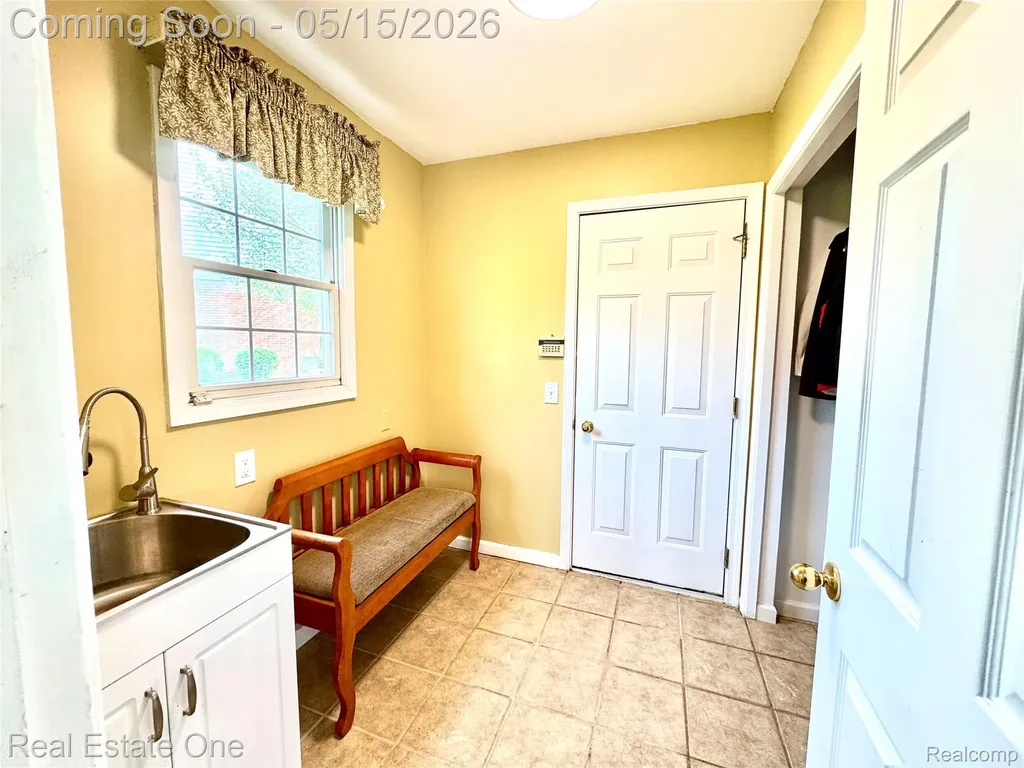 1725 Hillcrest Drive Rochester Hills City MI 48306