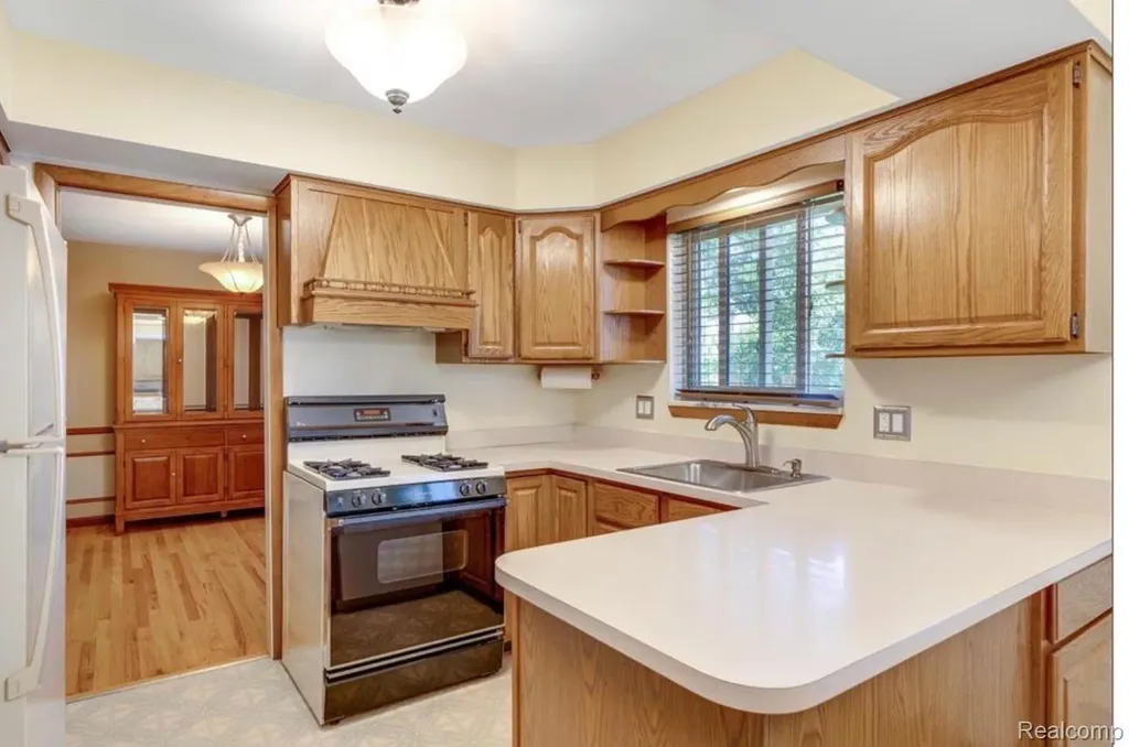 31346 Shaw Drive Warren City MI 48093