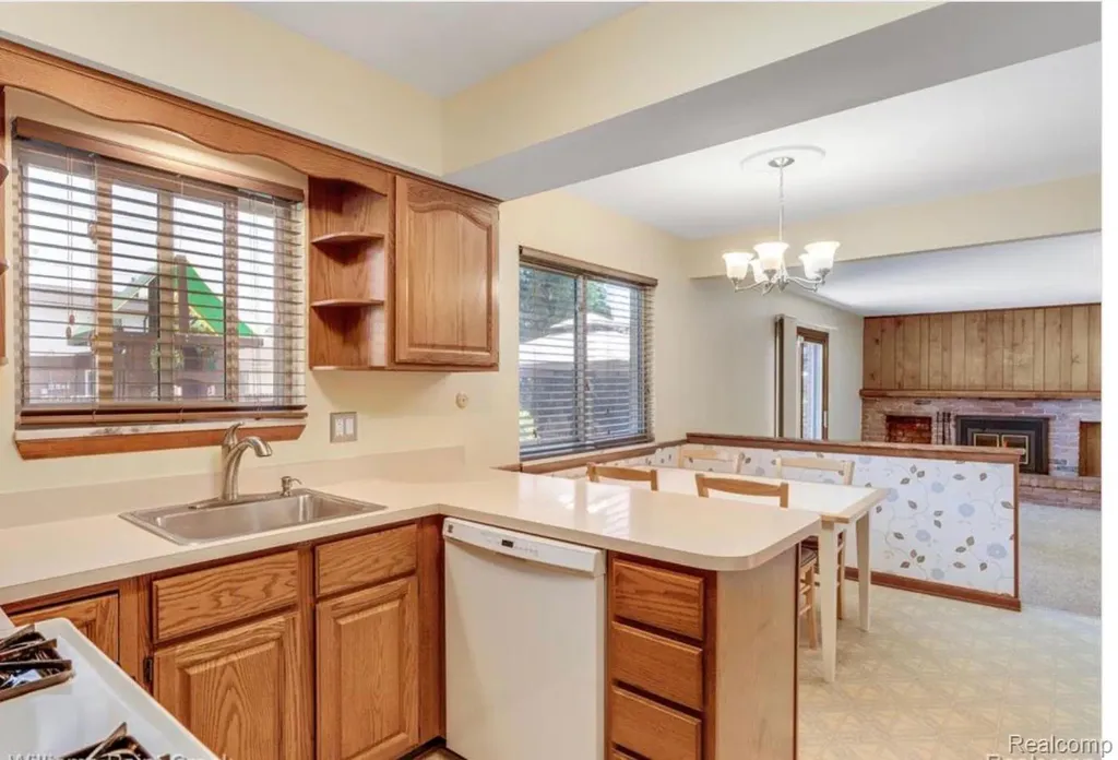 31346 Shaw Drive Warren City MI 48093