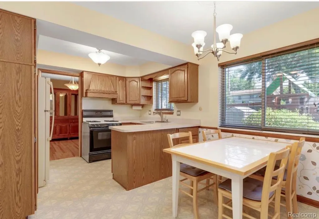 31346 Shaw Drive Warren City MI 48093