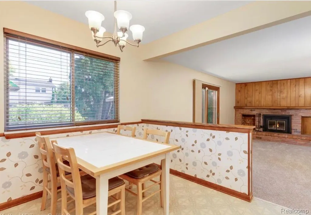 31346 Shaw Drive Warren City MI 48093