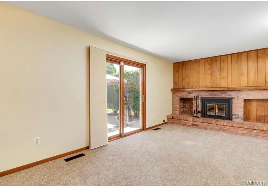 31346 Shaw Drive Warren City MI 48093