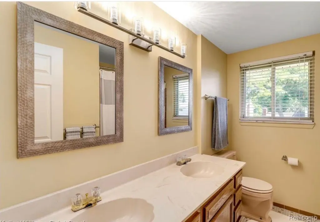 31346 Shaw Drive Warren City MI 48093