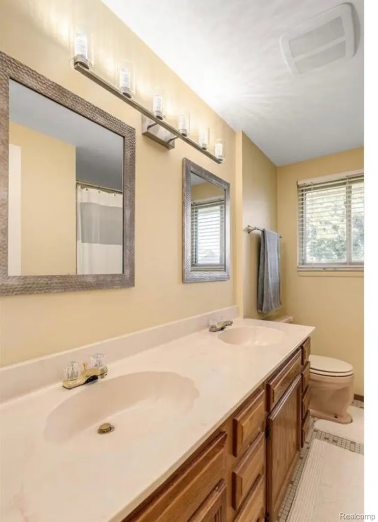 31346 Shaw Drive Warren City MI 48093