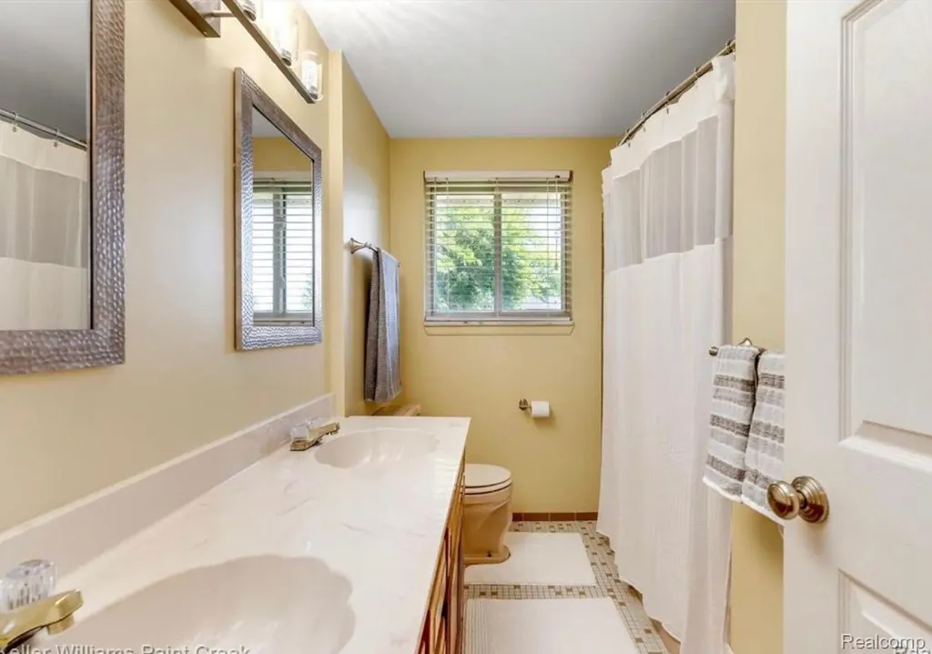 31346 Shaw Drive Warren City MI 48093