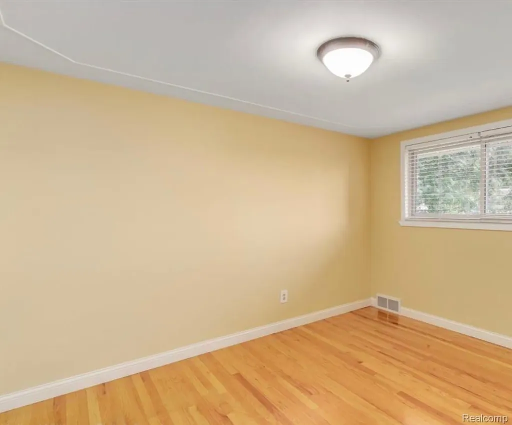 31346 Shaw Drive Warren City MI 48093