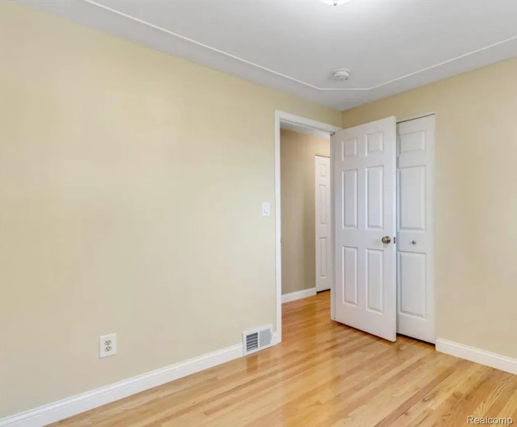 31346 Shaw Drive Warren City MI 48093