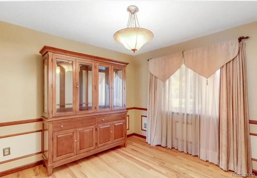 31346 Shaw Drive Warren City MI 48093