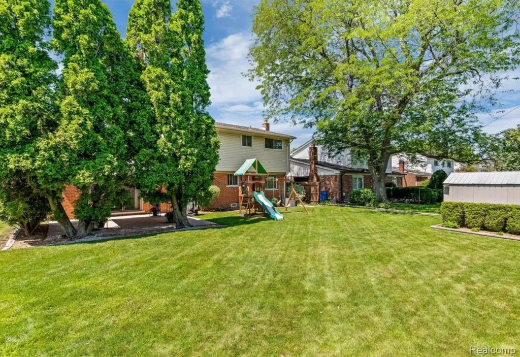 31346 Shaw Drive Warren City MI 48093