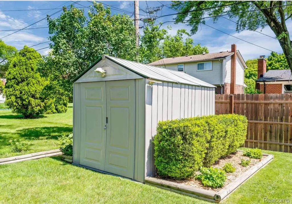 31346 Shaw Drive Warren City MI 48093