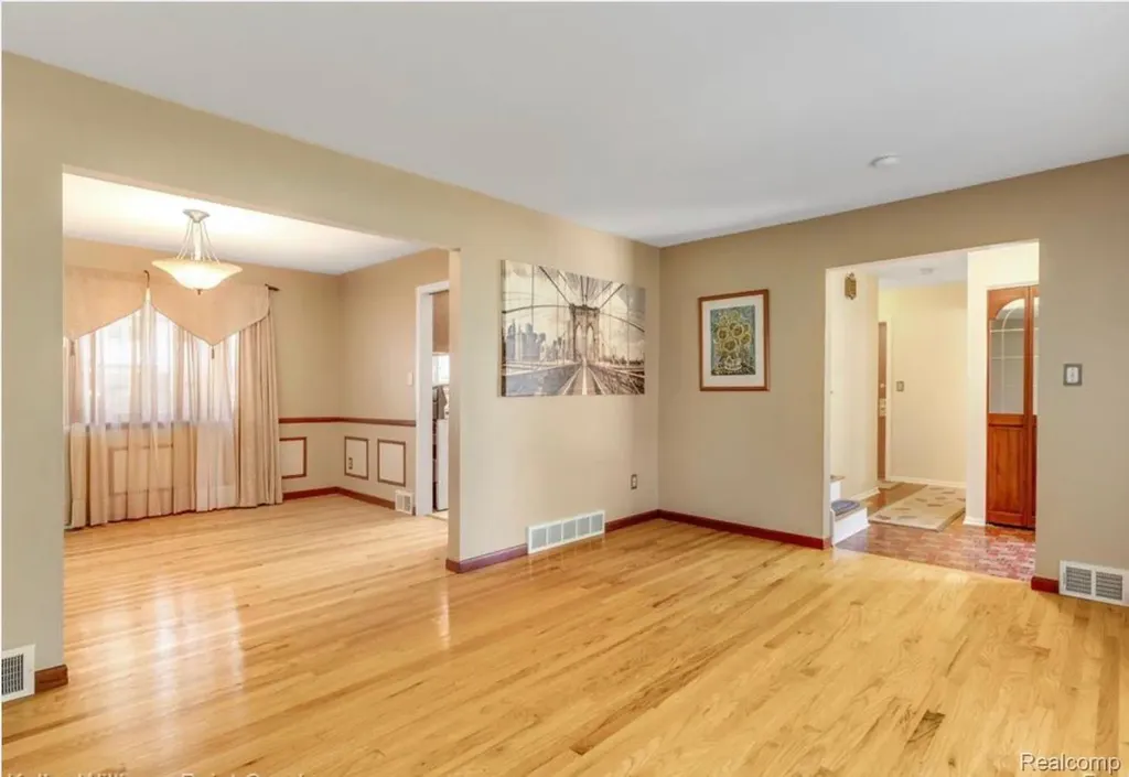 31346 Shaw Drive Warren City MI 48093