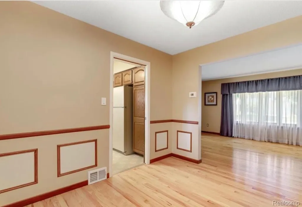 31346 Shaw Drive Warren City MI 48093