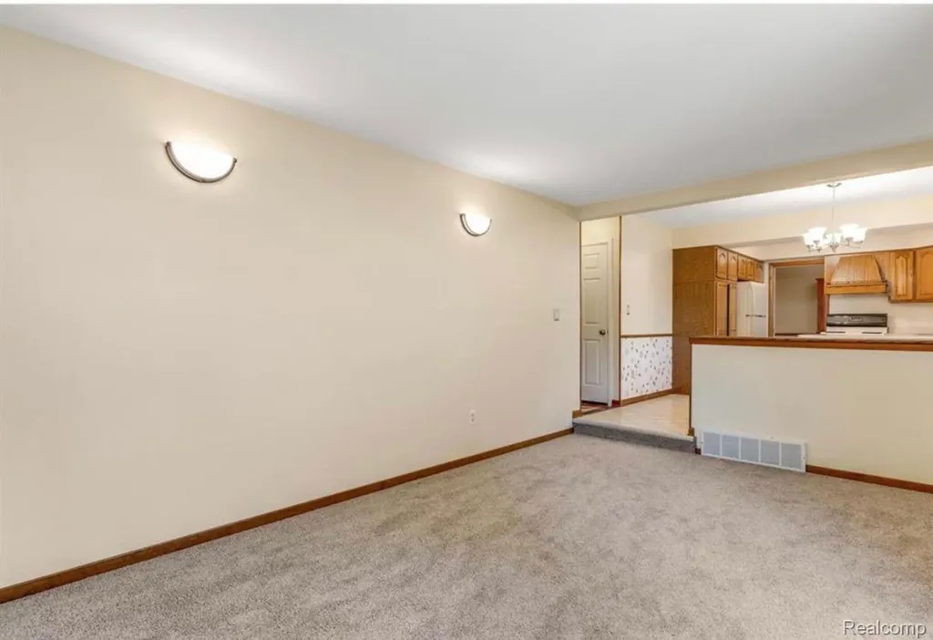 31346 Shaw Drive Warren City MI 48093