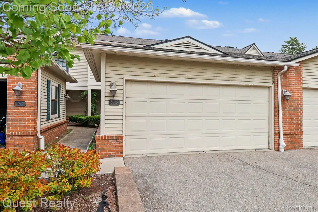 5673 Drake Hollow W Drive W West Bloomfield Charter Township MI 48322