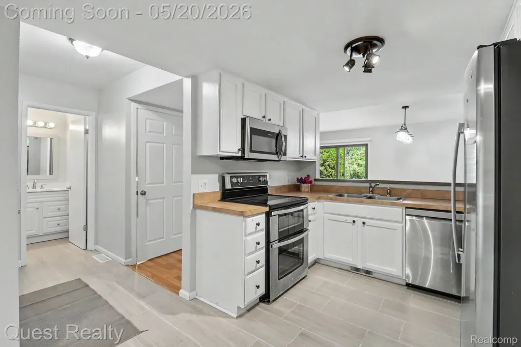 5673 Drake Hollow W Drive W West Bloomfield Charter Township MI 48322