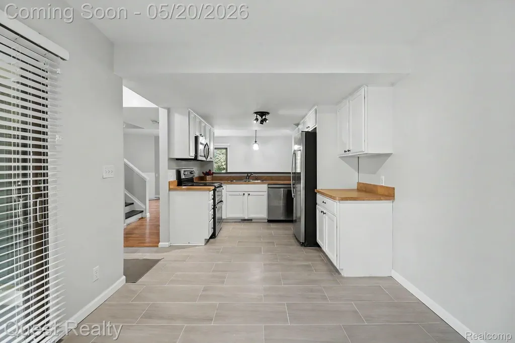 5673 Drake Hollow W Drive W West Bloomfield Charter Township MI 48322