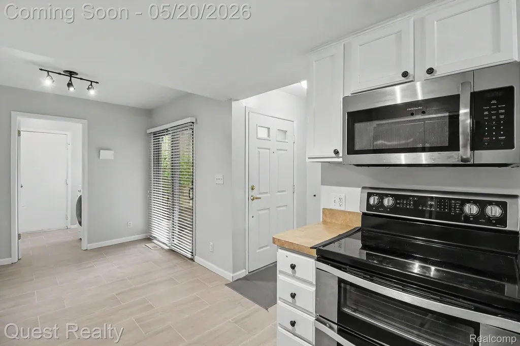 5673 Drake Hollow W Drive W West Bloomfield Charter Township MI 48322
