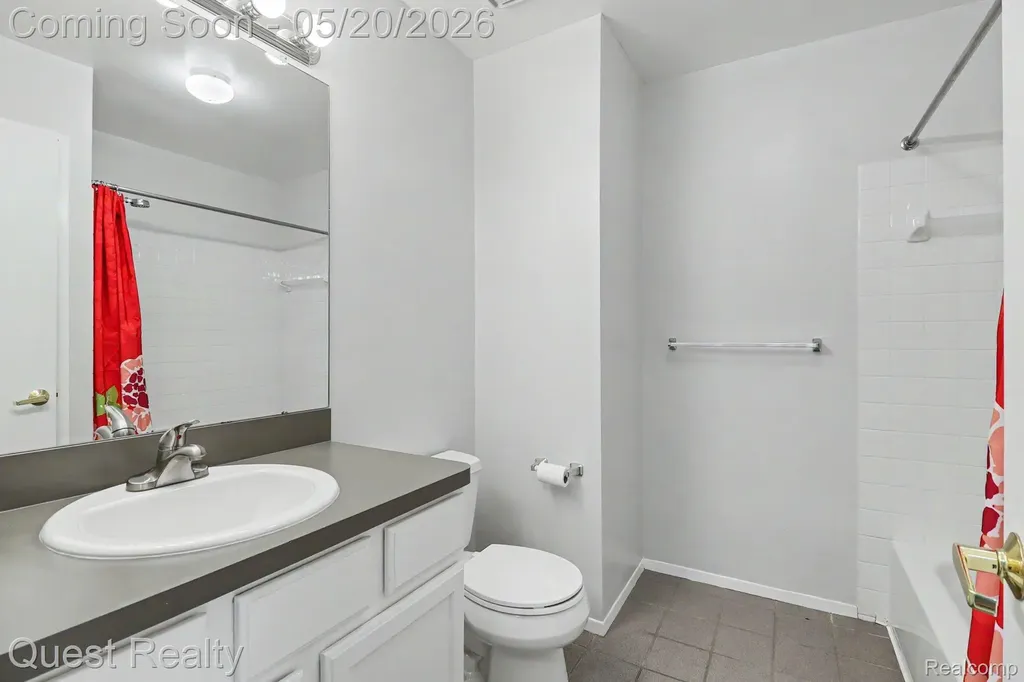 5673 Drake Hollow W Drive W West Bloomfield Charter Township MI 48322