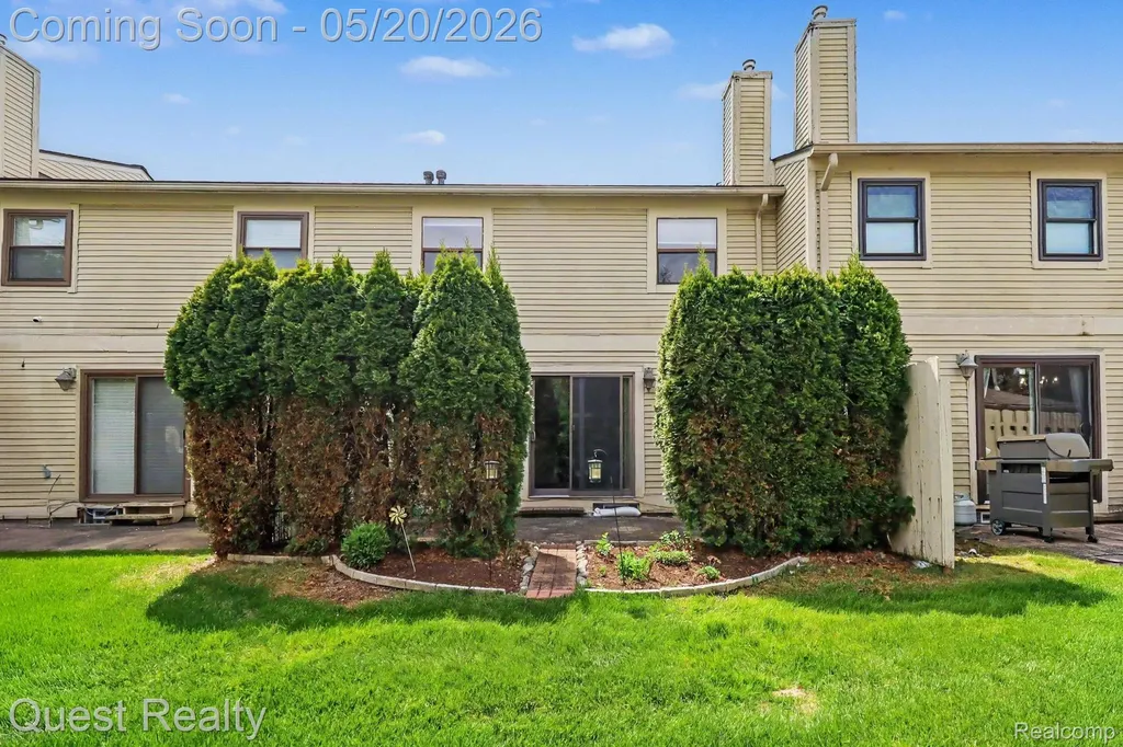 5673 Drake Hollow W Drive W West Bloomfield Charter Township MI 48322