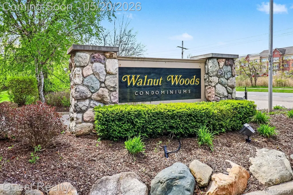 5673 Drake Hollow W Drive W West Bloomfield Charter Township MI 48322