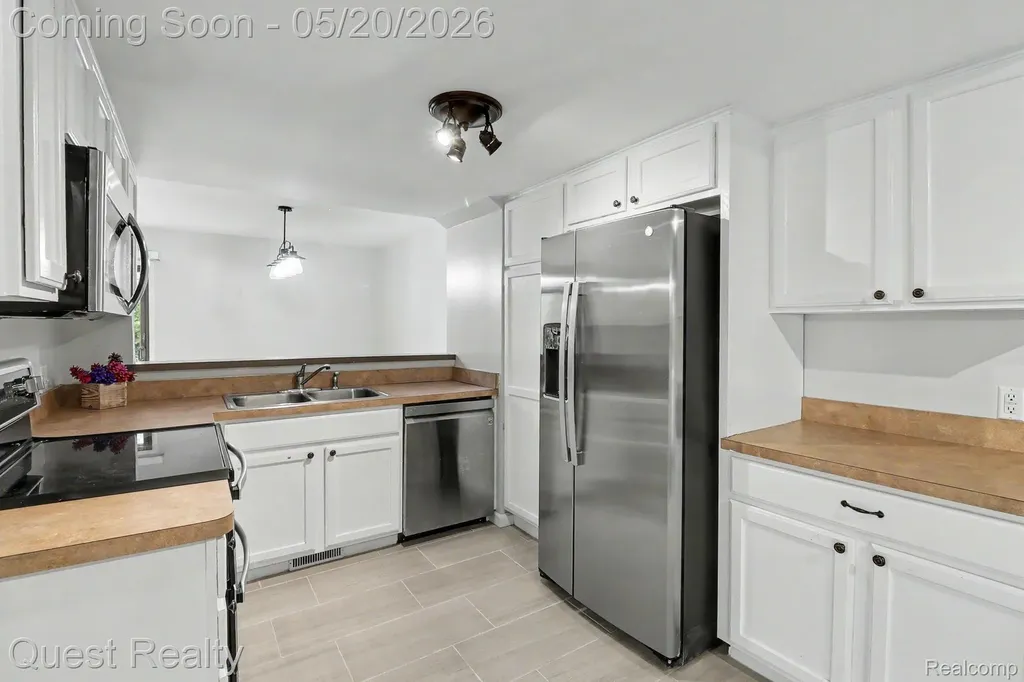 5673 Drake Hollow W Drive W West Bloomfield Charter Township MI 48322