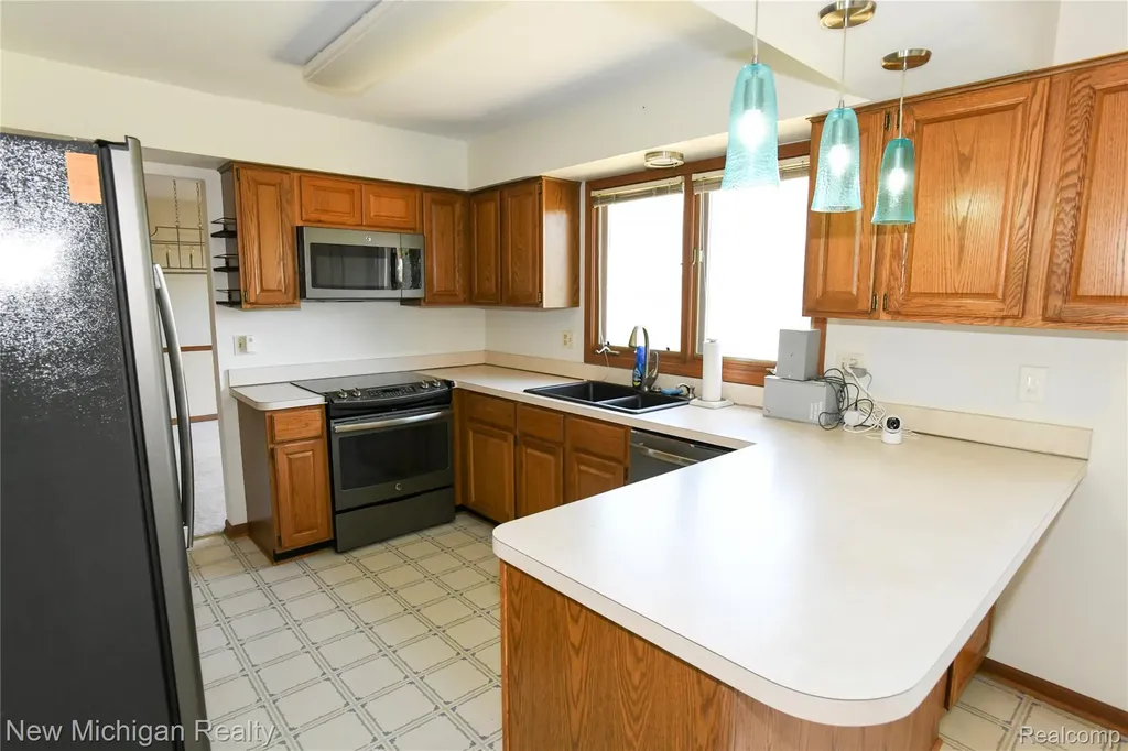 22200 Heatheridge Farmington City MI 48167