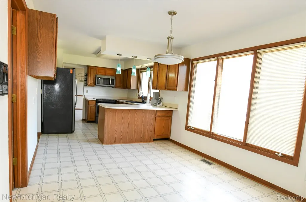 22200 Heatheridge Farmington City MI 48167