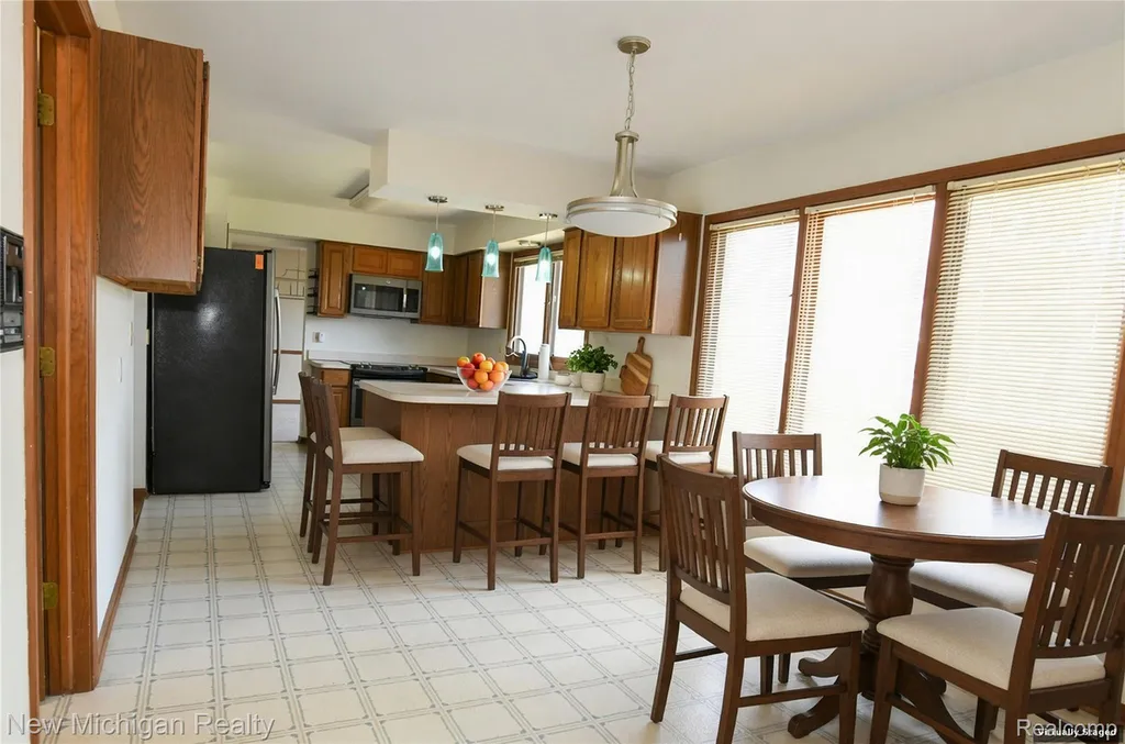 22200 Heatheridge Farmington City MI 48167