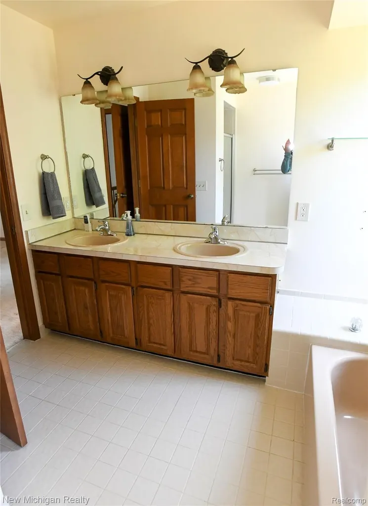 22200 Heatheridge Farmington City MI 48167