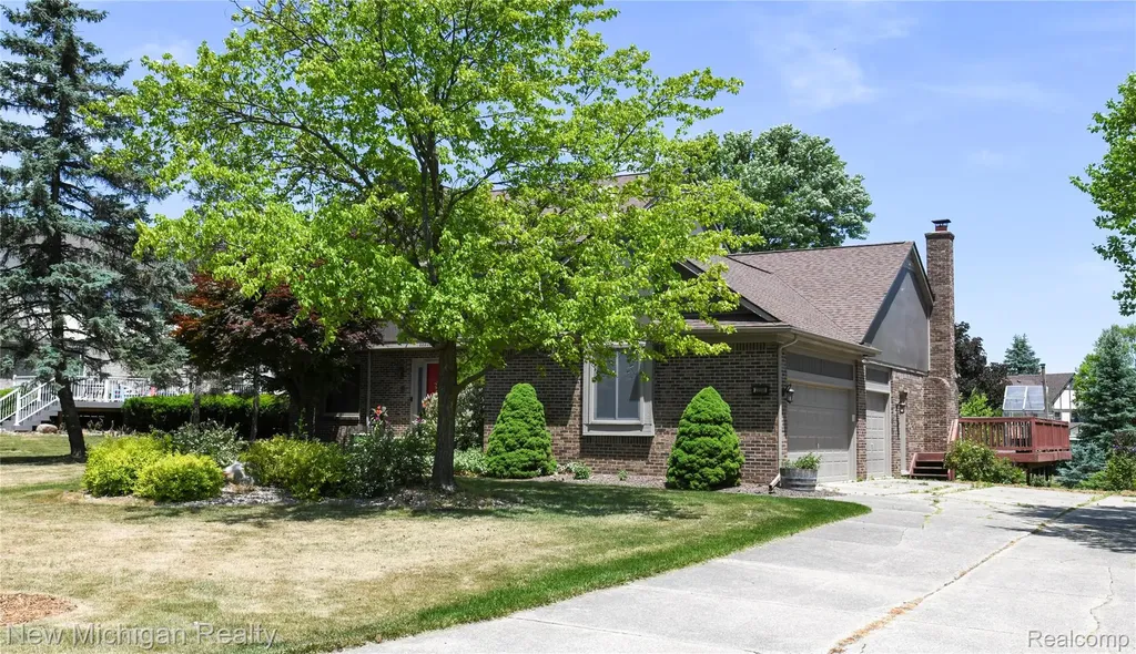 22200 Heatheridge Farmington City MI 48167