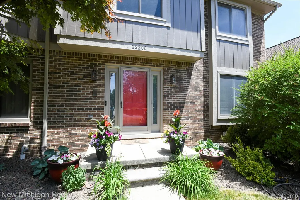 22200 Heatheridge Farmington City MI 48167