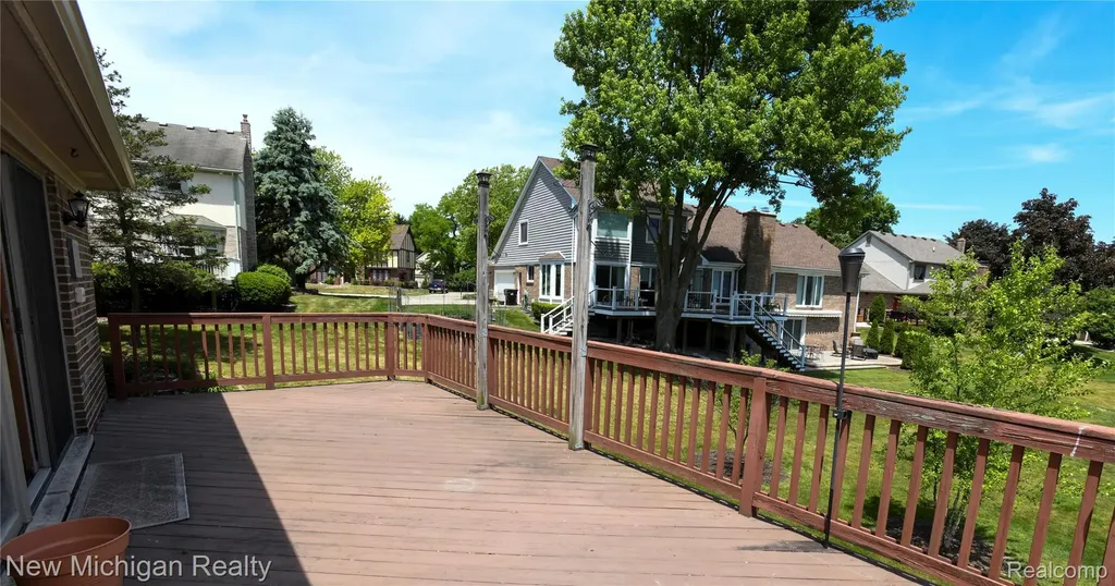 22200 Heatheridge Farmington City MI 48167