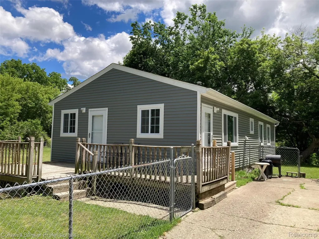 63 Parkdale Avenue Pontiac City MI 48340