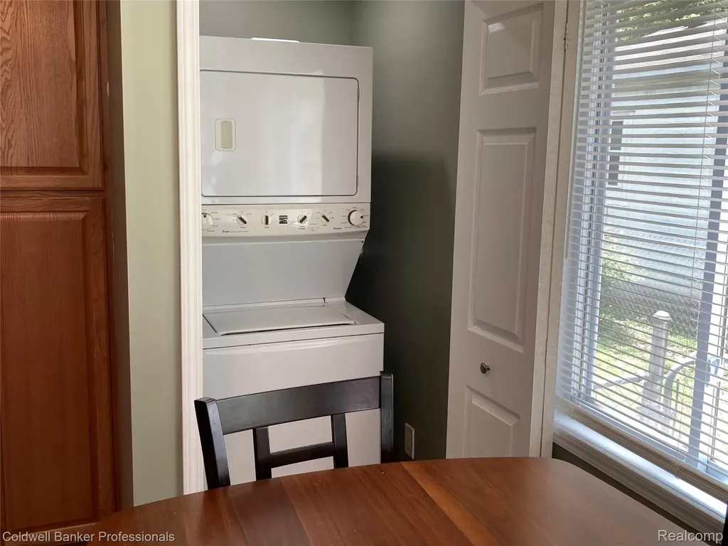 63 Parkdale Avenue Pontiac City MI 48340