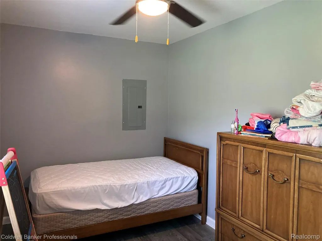 63 Parkdale Avenue Pontiac City MI 48340