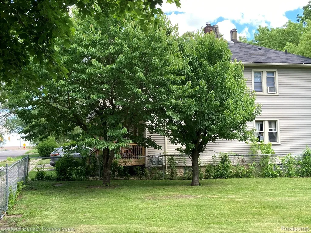 63 Parkdale Avenue Pontiac City MI 48340
