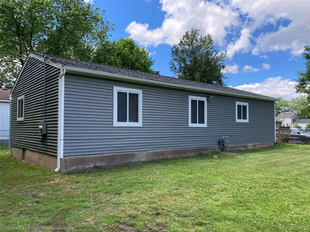 63 Parkdale Avenue Pontiac City MI 48340