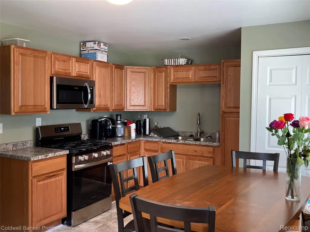63 Parkdale Avenue Pontiac City MI 48340
