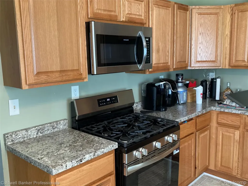 63 Parkdale Avenue Pontiac City MI 48340