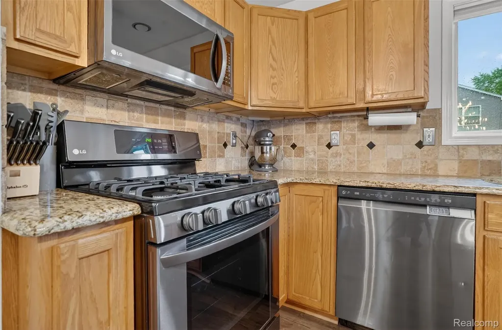 1102 Erskine Way Waterford Charter Township MI 48328