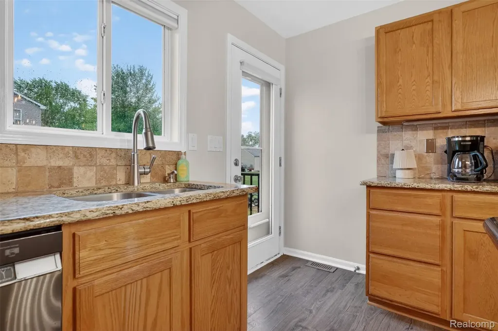 1102 Erskine Way Waterford Charter Township MI 48328