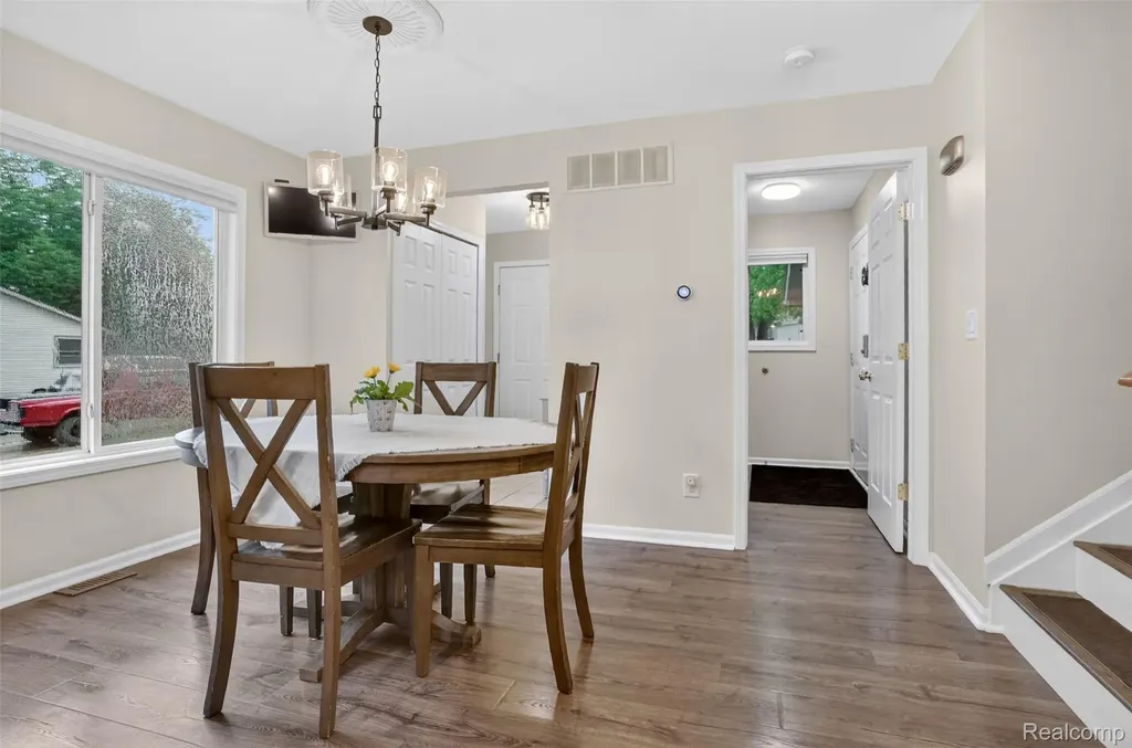 1102 Erskine Way Waterford Charter Township MI 48328