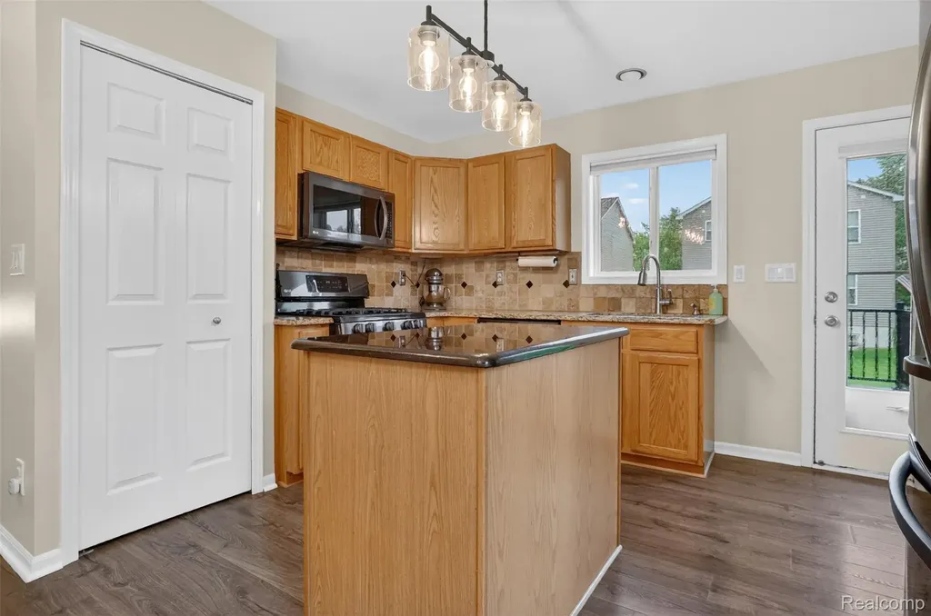 1102 Erskine Way Waterford Charter Township MI 48328