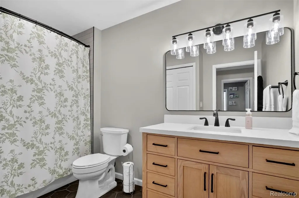 1102 Erskine Way Waterford Charter Township MI 48328