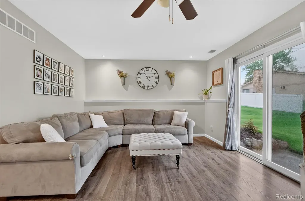 1102 Erskine Way Waterford Charter Township MI 48328