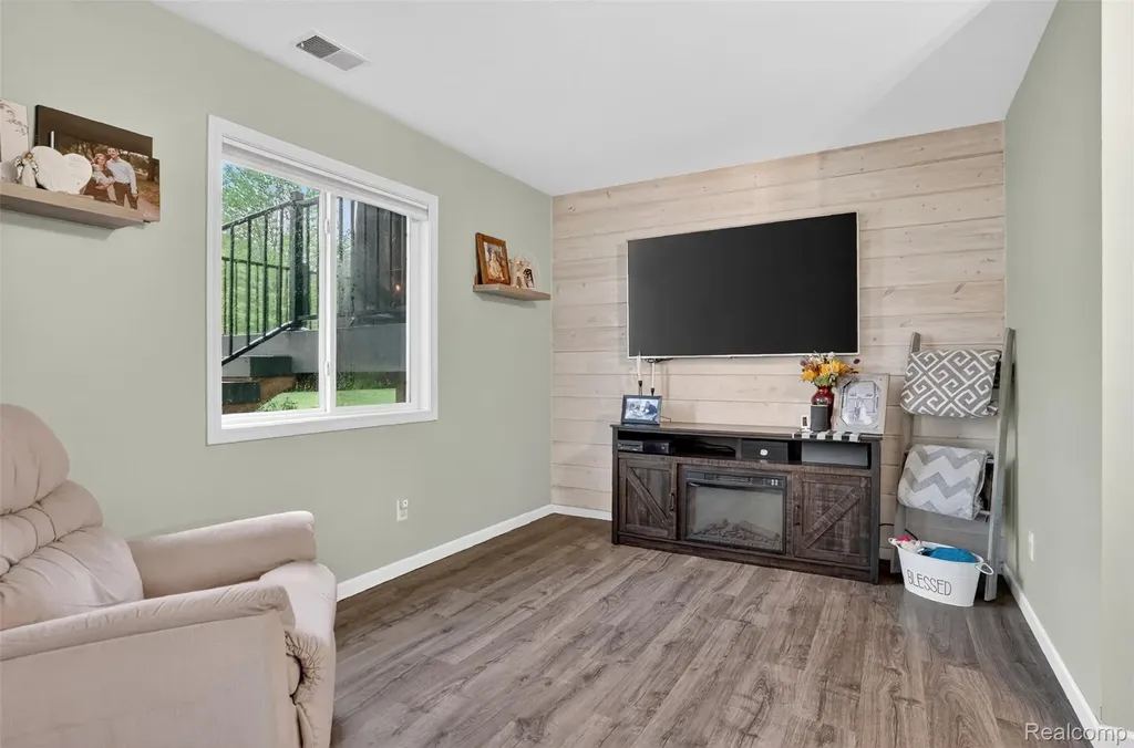 1102 Erskine Way Waterford Charter Township MI 48328