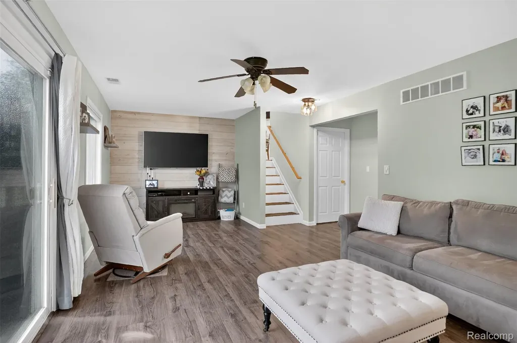 1102 Erskine Way Waterford Charter Township MI 48328