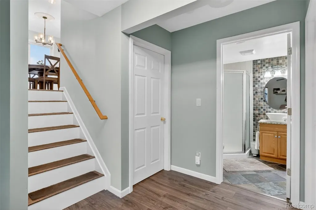 1102 Erskine Way Waterford Charter Township MI 48328